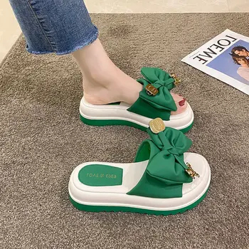 През лятото на Нови чехли са на Мода за жените, носещи Съответствие на дебела подметка и сандали с мека подметка за комфорт